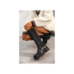 Selected By La.ra Laars Zwart