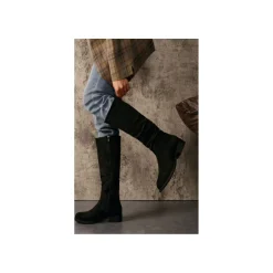 Selected By La.ra Laars Zwart