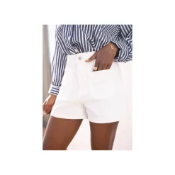 Selected By La.ra Short Wit